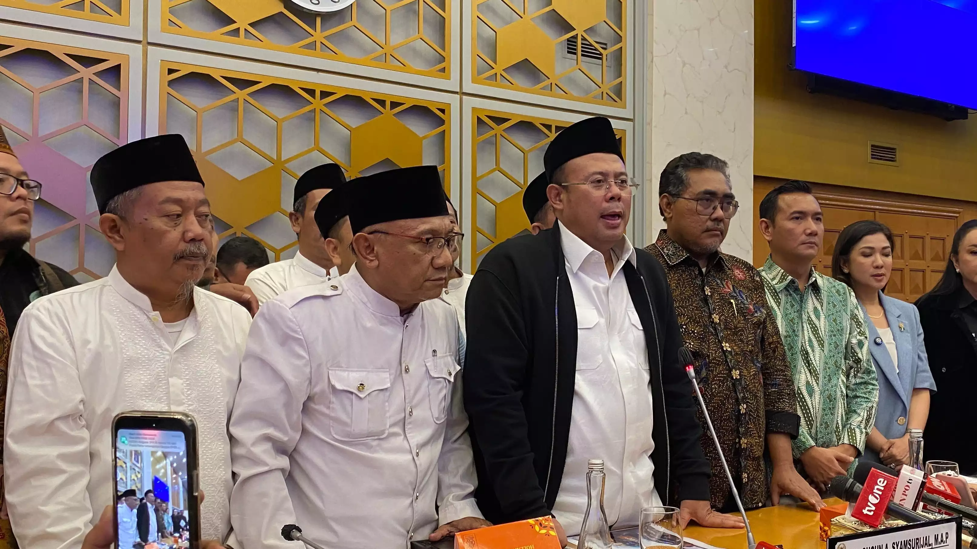 DPR RI gelar audiensi dengan Dirut Trans7, Alumni Santri Ponpes Lirboyo, dan Kementerian Komdigi di Gedung DPR, Jakarta Pusat, Kamis (16/10/2025).