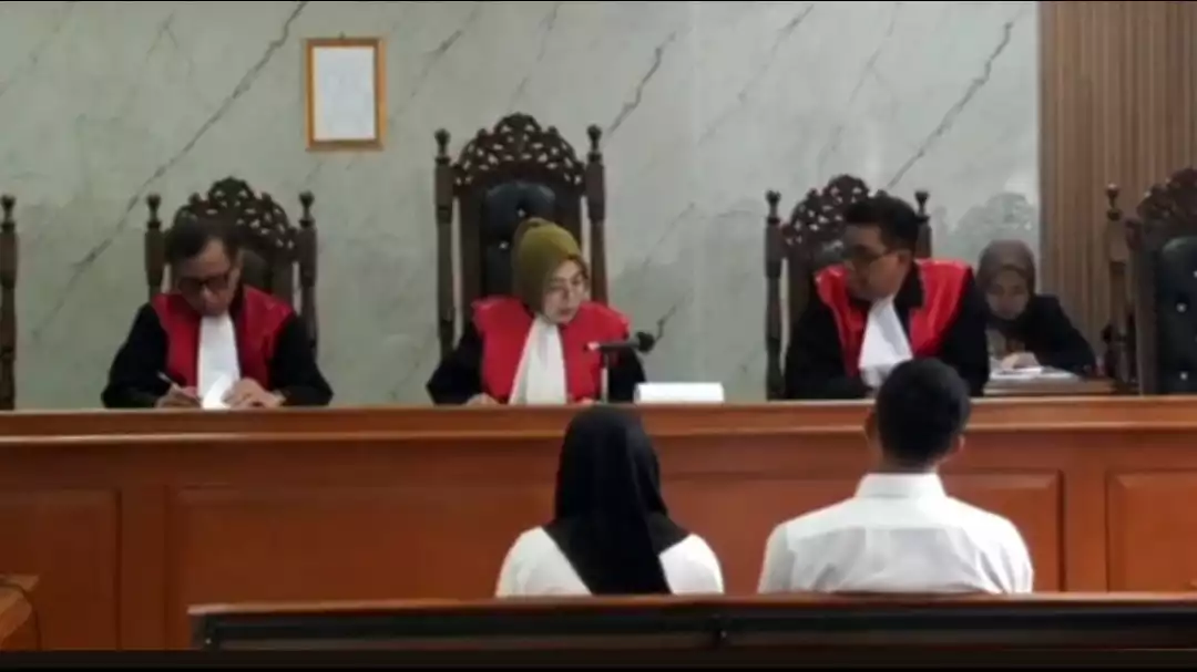 Suasana haru menyelimuti ruang sidang Tindak Pidana Korupsi dan Hubungan Industrial di Pengadilan Negeri Bandung, Kamis (16/10/2025.