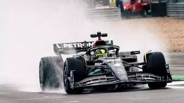 Mercedes di Sirkuit Silverstone Inggris