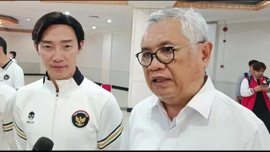 Pelatih Tim Akuatik Indonesia, Felix C Susanto bersama Sekjen PB Akuatik Indonesia, Ali Patiwiri