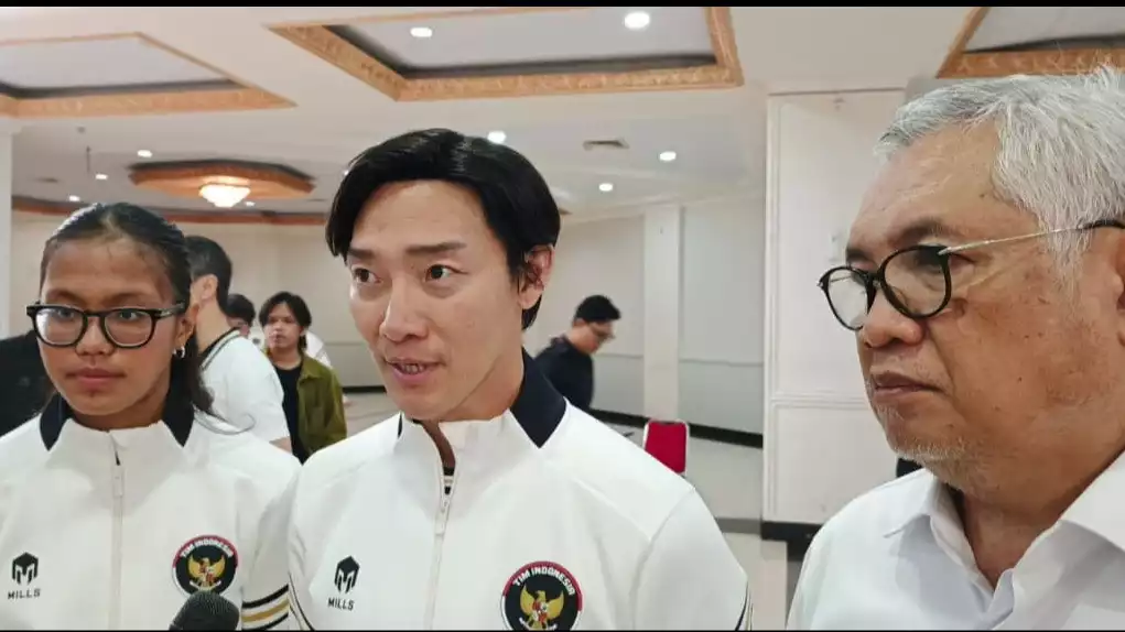 Pelatih Tim Akuatik Indonesia, Felix C Susanto bersama Sekjen PB Akuatik Indonesia, Ali Patiwiri