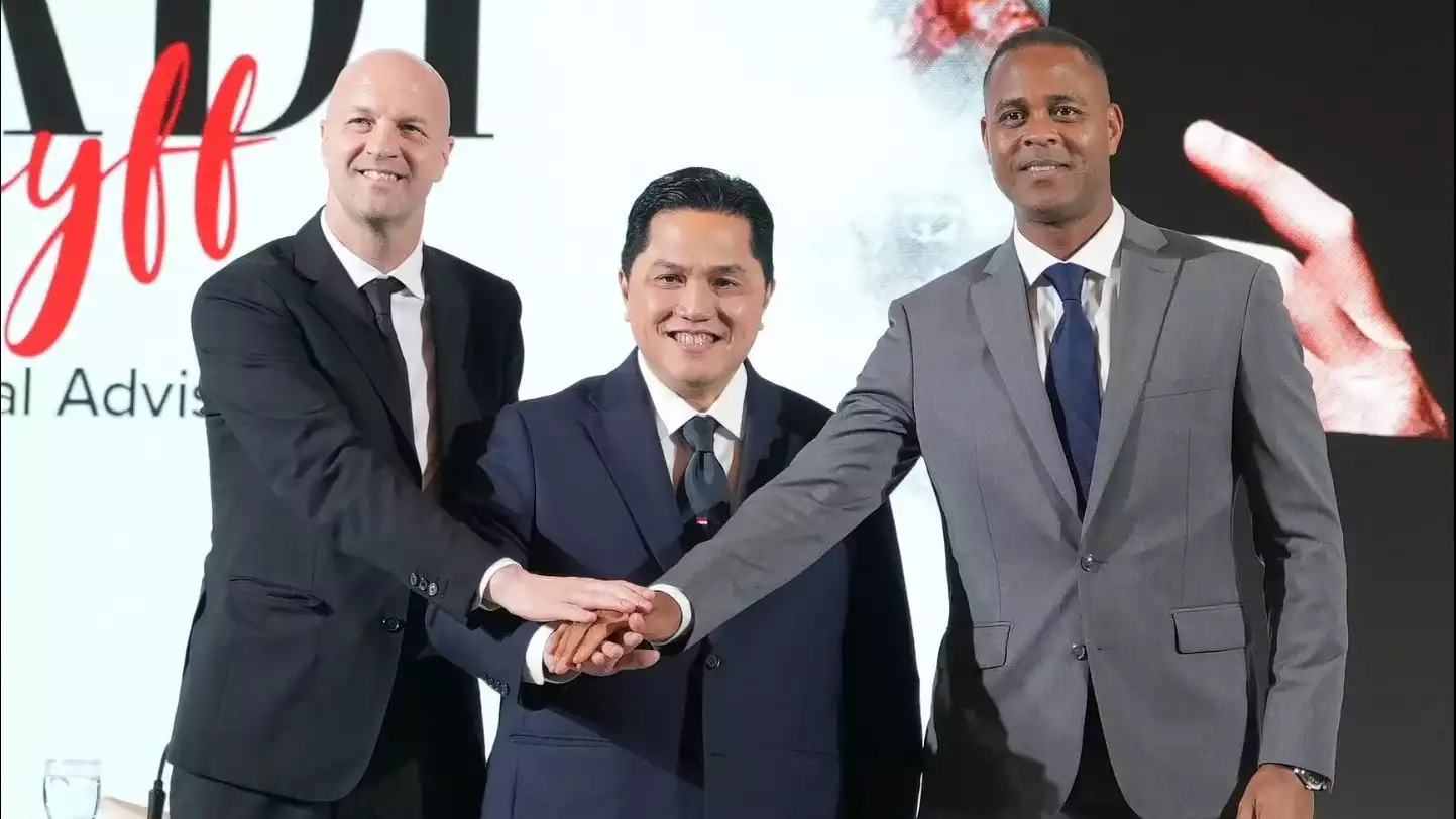 Patrick Kluivert (kanan) saat menyambut Jordi Cruyff di struktur kepelatihan Timnas Indonesia