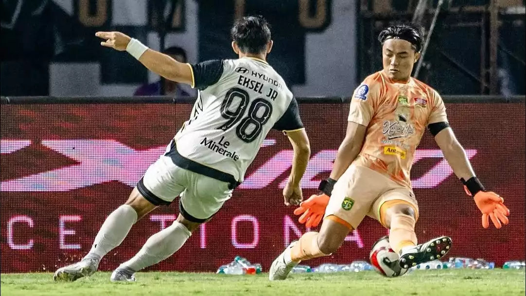 Kiper Persebaya Surabaya, Ernando Ari duel dengan penyerang Persija Jakarta, Eksel Runtukahu