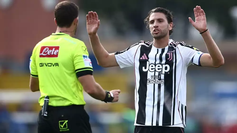 Manuel Locatelli dalam duel Juventus kontra Como