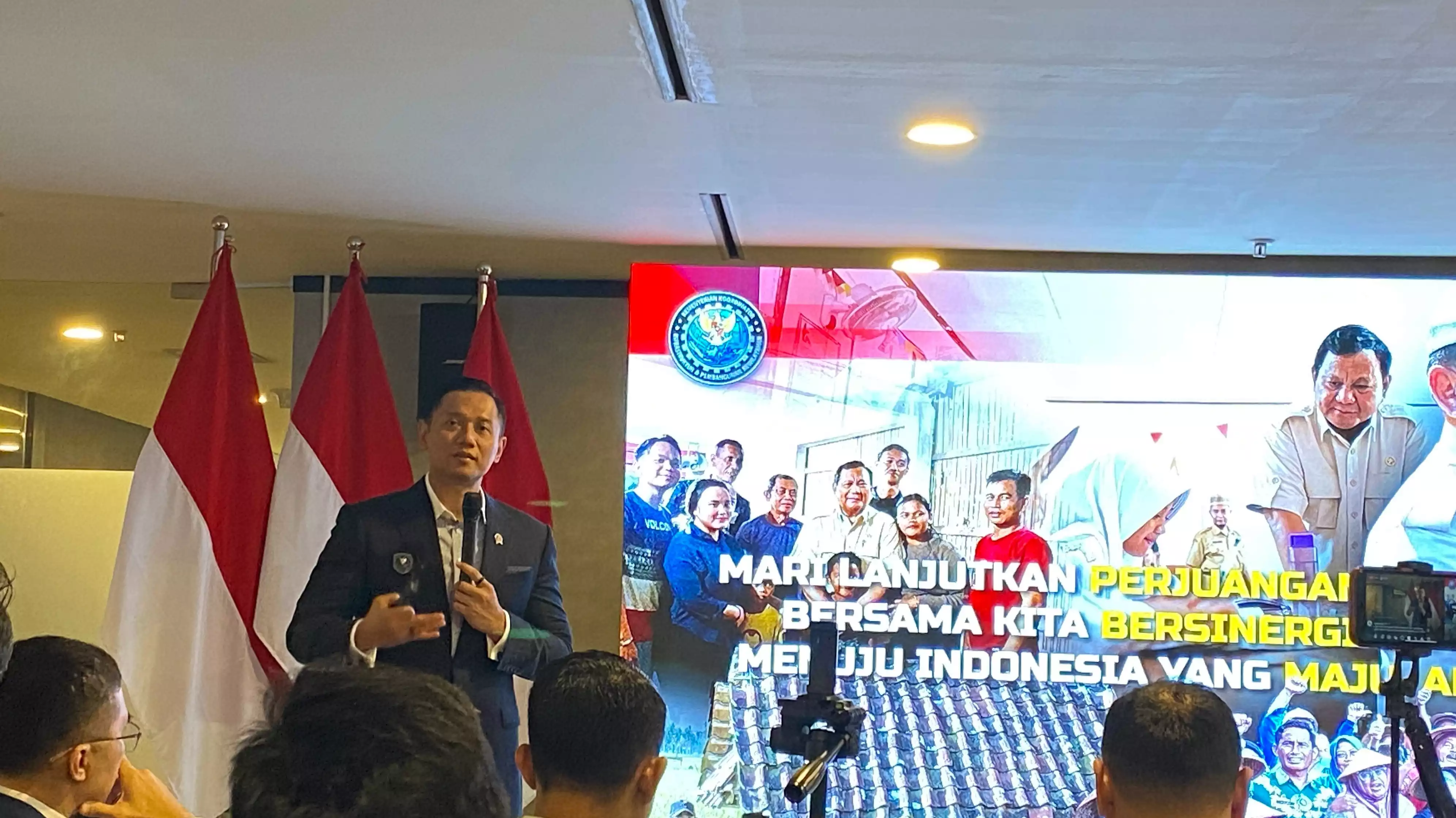 Menko Bidang Infrastruktur dan Pembangunan Kewilayahan Agus Harimurti Yudhoyono (AHY) di Kantor Kemenko Infrastruktur, Jakarta Pusat, Selasa (21/10/2025).