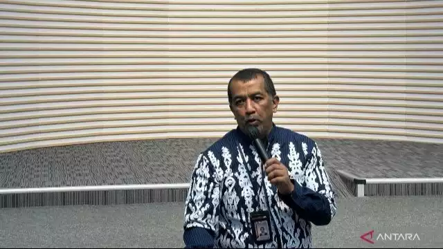 Kepala Satuan Tugas Koordinasi dan Supervisi Komisi Pemberantasan Korupsi Wilayah V Dian Patria berdiskusi dengan media di Gedung Merah Putih KPK, Jakarta, Selasa (21/10/2025).