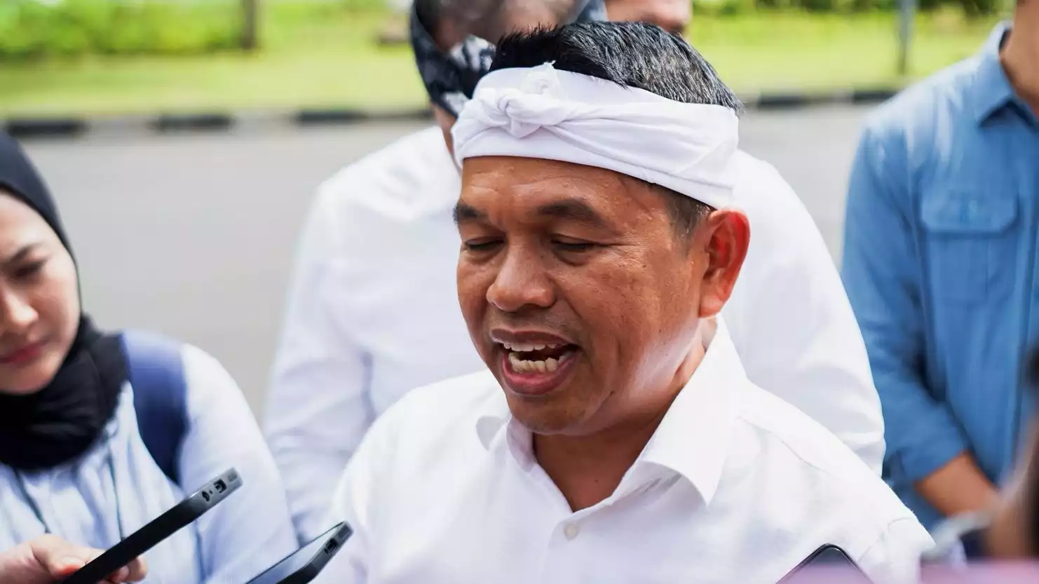 Gubernur Jawa Barat, Dedi Mulyadi, memberikan keterangan kepada wartawan usai mendatangi gedung Kementerian Dalam Negeri di Jakarta, Rabu (22/10/2025).