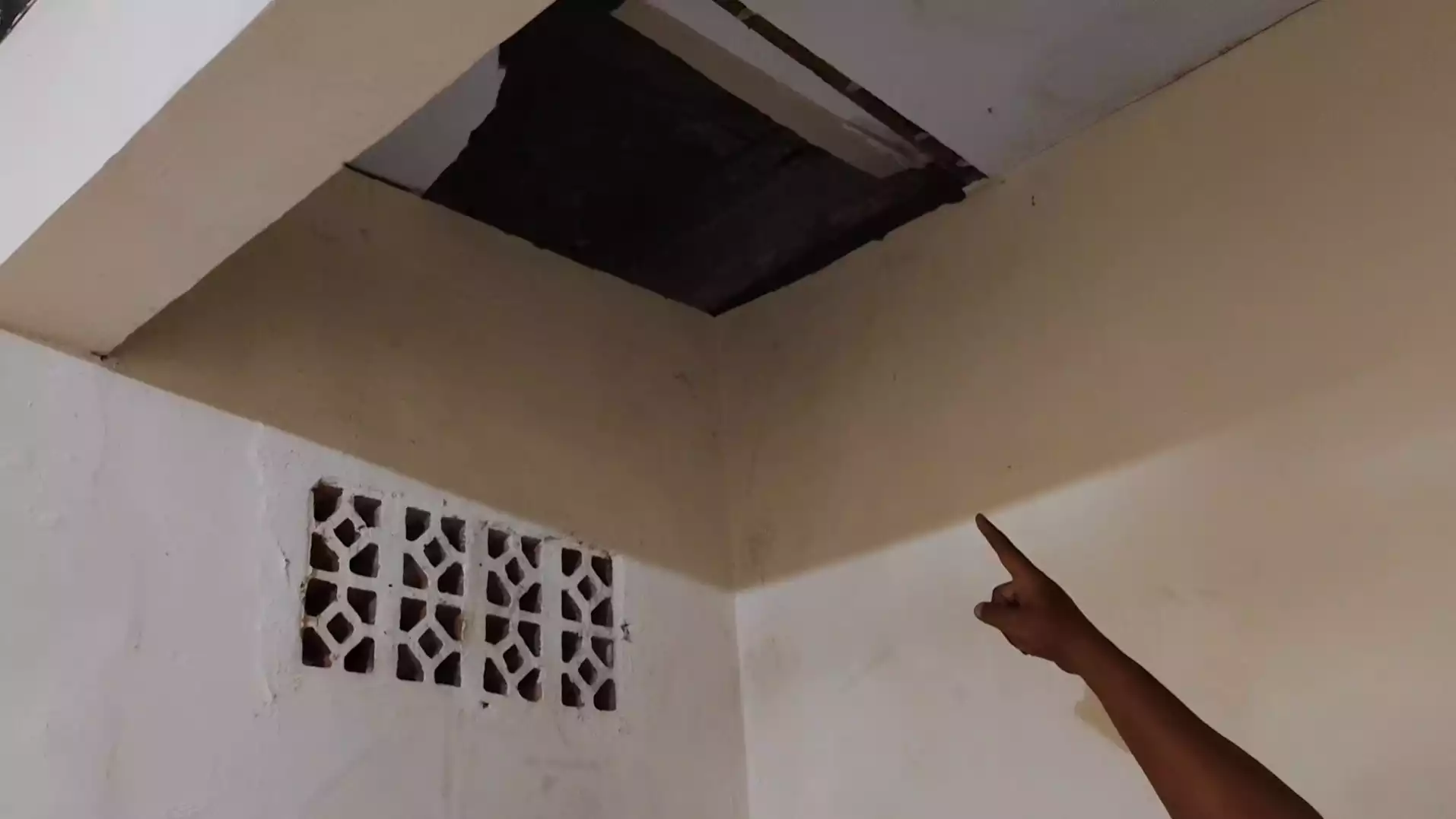 Empat tahanan Kejaksaan Negeri (Kejari) Kota Cirebon kabur dari ruang tahanan pria di PN Kota Cirebon, Rabu (22/10/2025).