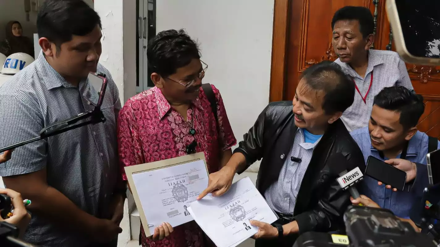 Kubu Roy Suryo Ambil Fotokopi Ijazah Jokowi di KPU