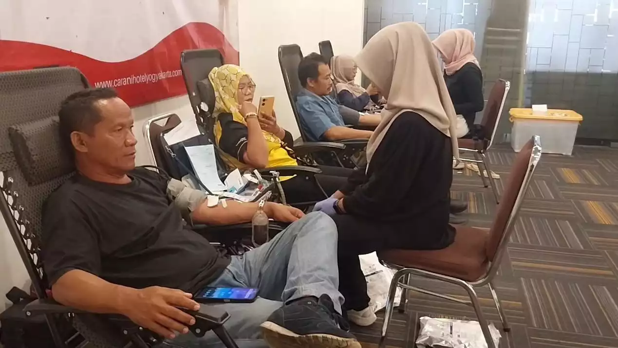 Suasana donor darah mobile unit digekar di Carani Hotel Yogyakarta.