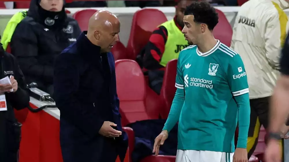 Pelatih Liverpool Arne Slot bersama Curtis Jones