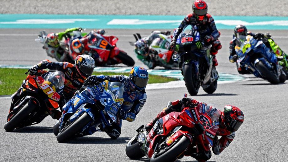 Francesco Bagnaia gagal finis di MotoGP Malaysia 2025 karena masalah teknis pada motor Desmosedici GP25 miliknya.