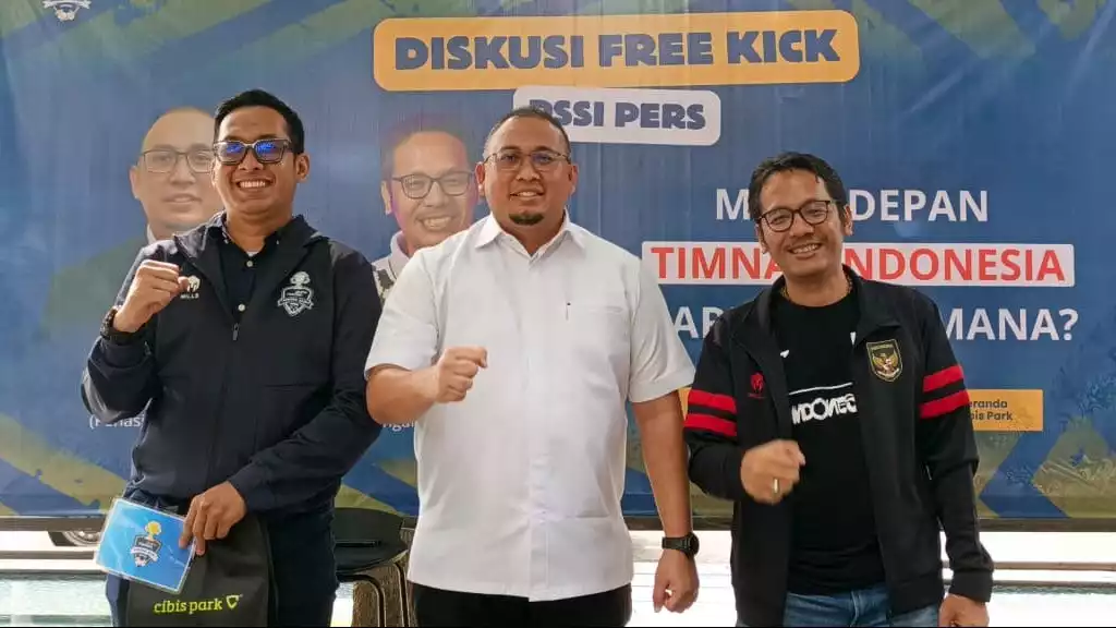 Pengamat sepak bola nasional, Akmal Marhali (pojok kanan) bersama Andre Rosiade