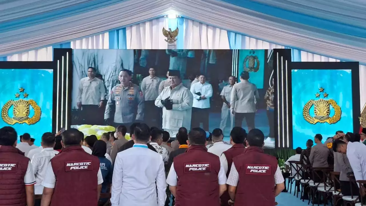 Presiden RI, Prabowo Subianto menyaksikan langsung pemusnahan 214,84 ton narkotika di Lapangan Bhayangkara, Mabes Polri, Jakarta Selatan, Rabu (29/10/2025).