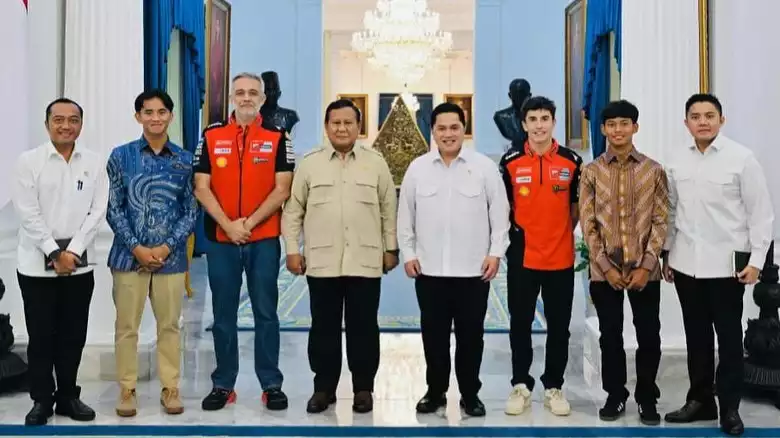 Pembalap asal Gunungkidul, Veda Ega Pratama berpose bersama Presiden Prabowo Subianto saat menemani Marc Marquez