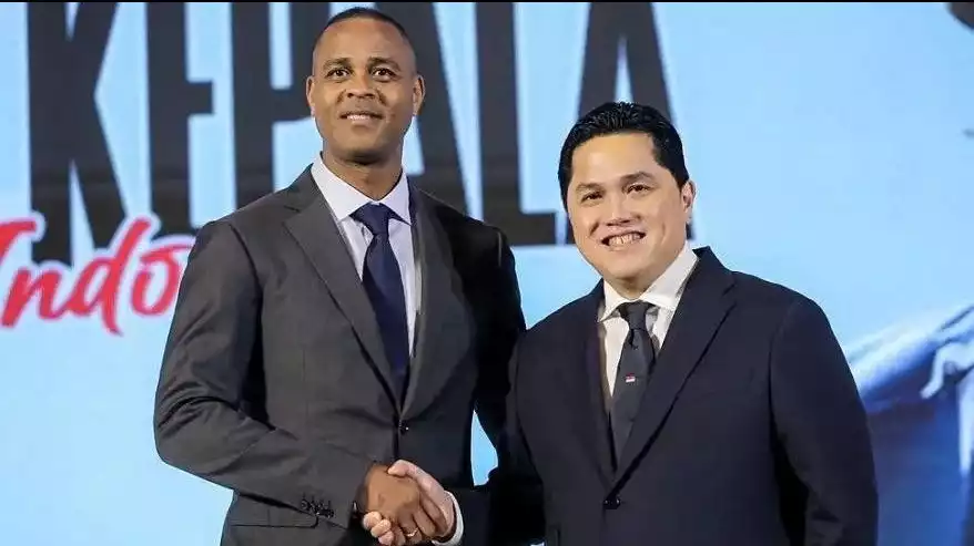 Patrick Kluivert (kiri) diisukan bakal segera melatih klub Liga Belanda, Ajax Amsterdam usai dipecat dari Timnas Indonesia