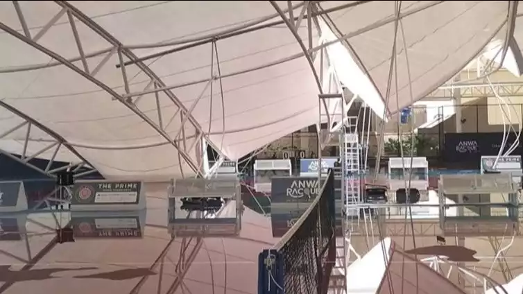 Kondisi atap lapangan padel Anwa Racquet Club di Meruya, Kembangan yang ambruk pada Minggu (26/10/2025)