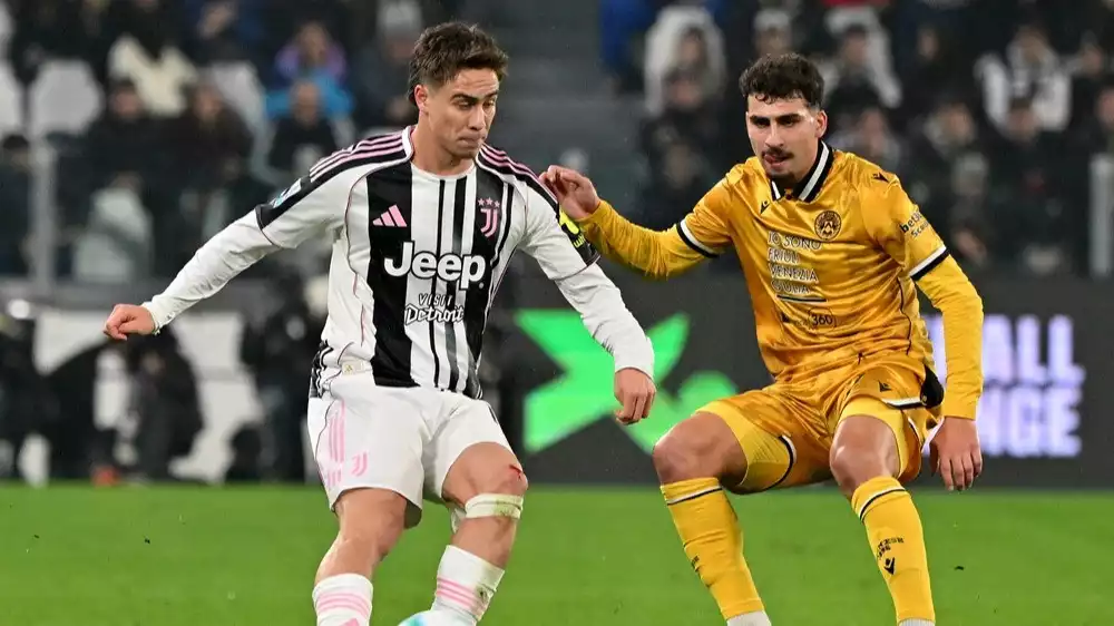 Bintang Juventus Kenan Yildiz menghadapi Saba Goglichidze dari Udinese
