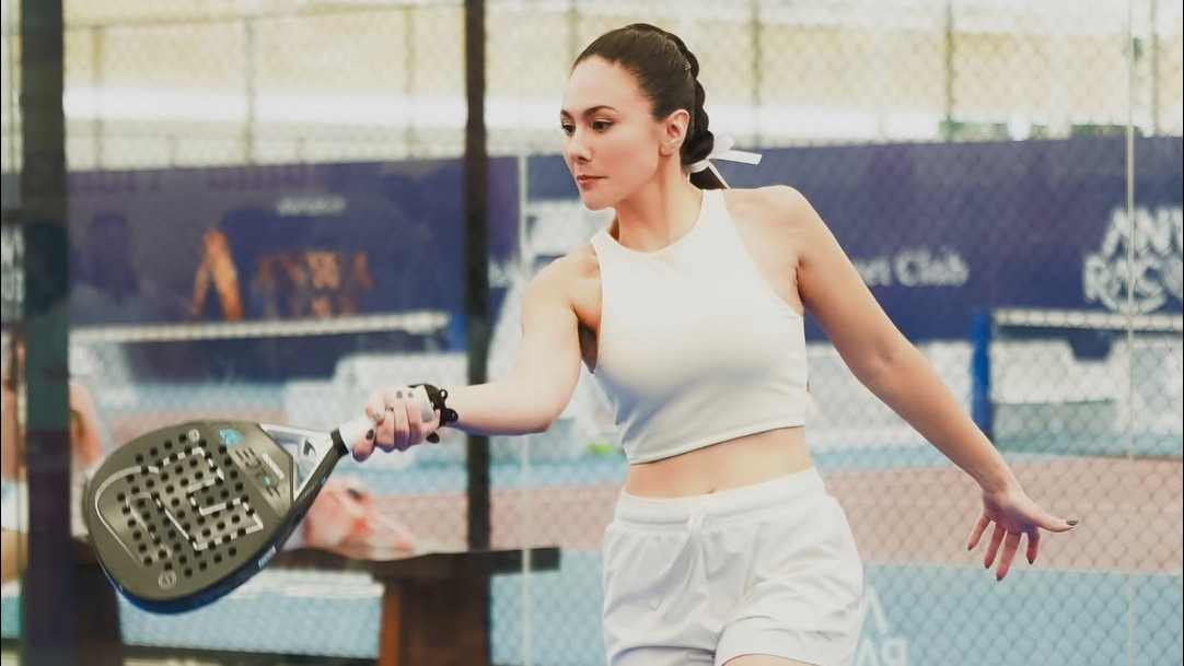 WOW Lagi Hype Banget! Potret 14 Artis Cantik, Seleb dan Influencer Main Padel, Nomor Terakhir Bikin Melongo
            - galeri foto