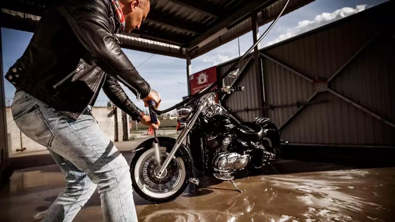 ilustrasi mencuci motor