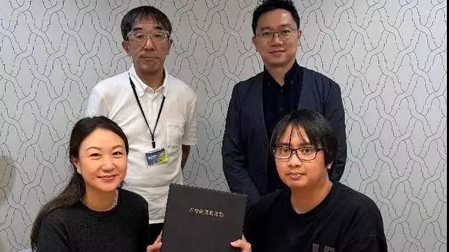 Muhammad Najib (kanan bawah) bersama Sui, pemilik properti sebelumnya,  dalam proses akuisisi hotel belum lama ini di Tokyo.