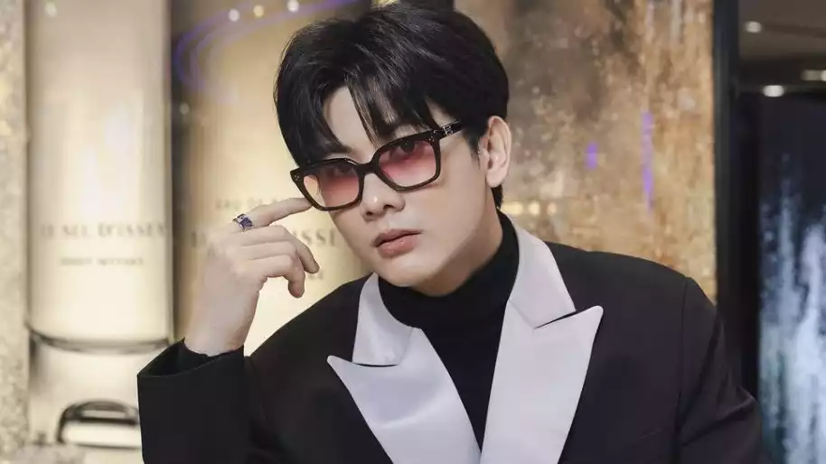 Bonnadol, aktor dan penyanyi asal Thailand