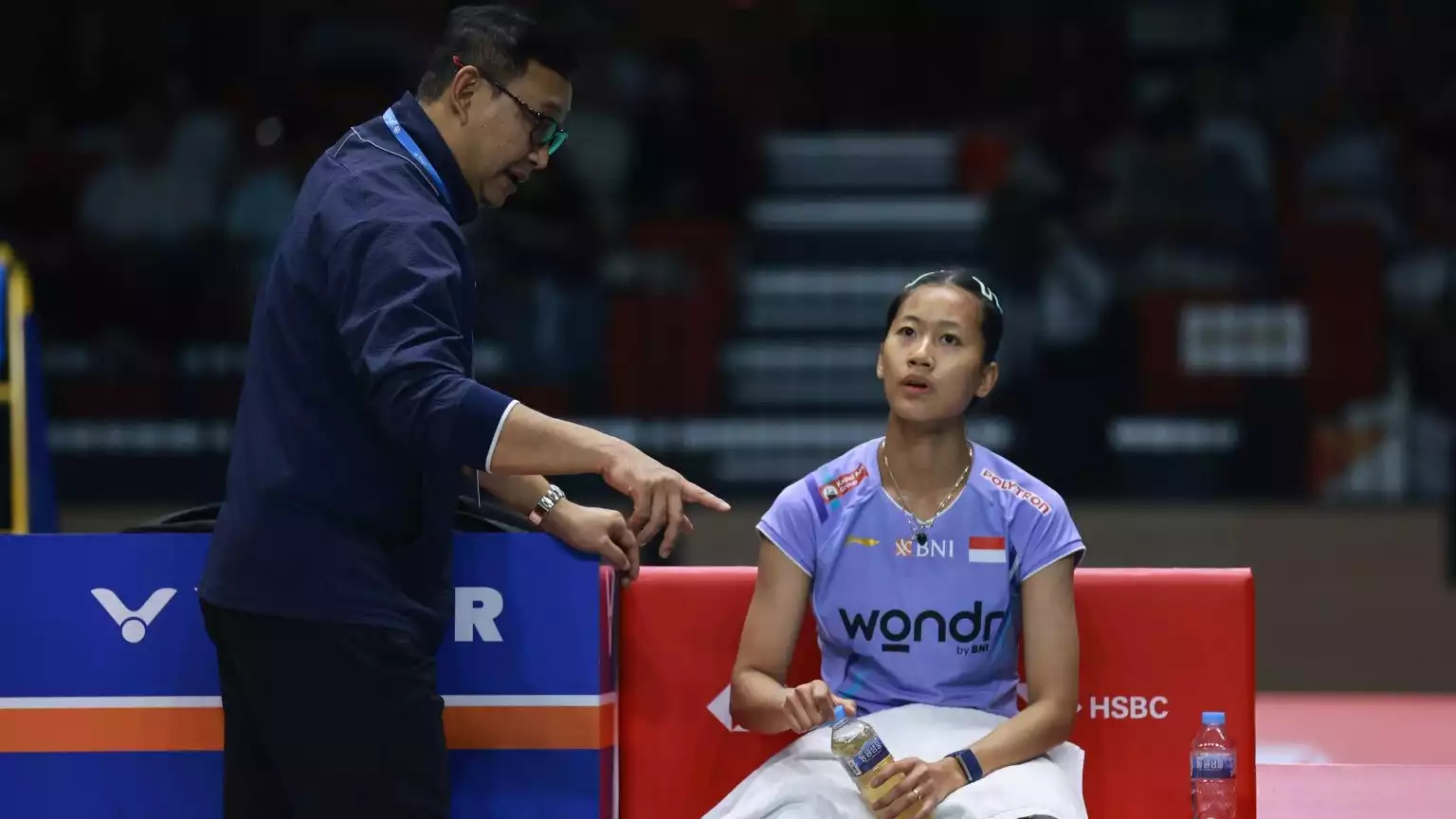 Imam Tohari saat memberikan arahan untuk Putri KW di ajang Hylo Open 2025