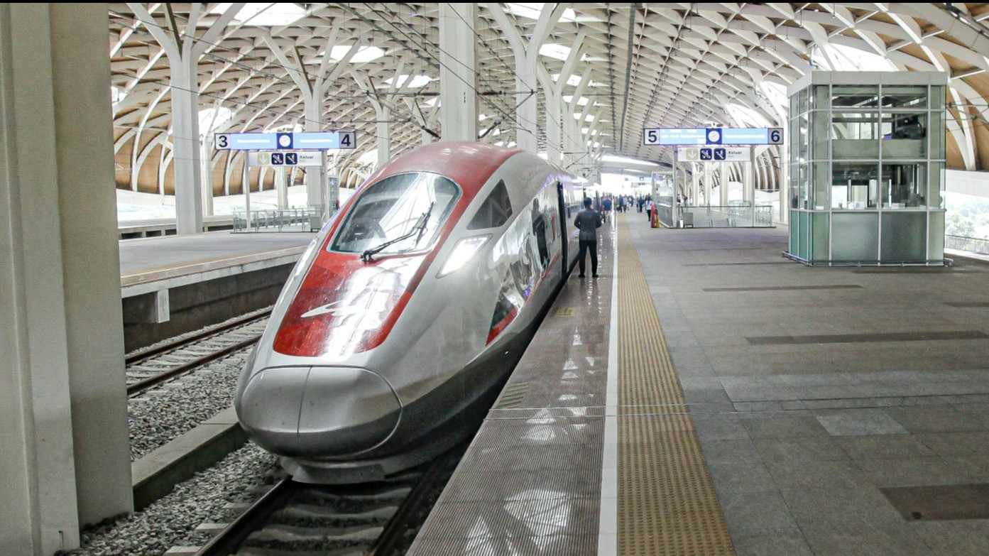 Kereta cepat Whoosh di peron Stasiun Halim, Jakarta Timur, Selasa (4/11/2025).