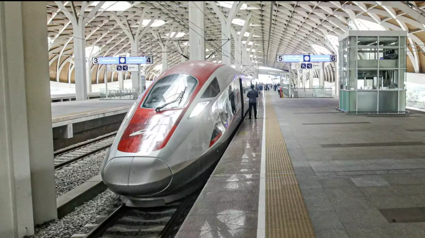 Kereta cepat Whoosh di peron Stasiun Halim, Jakarta Timur, Selasa (4/11/2025).