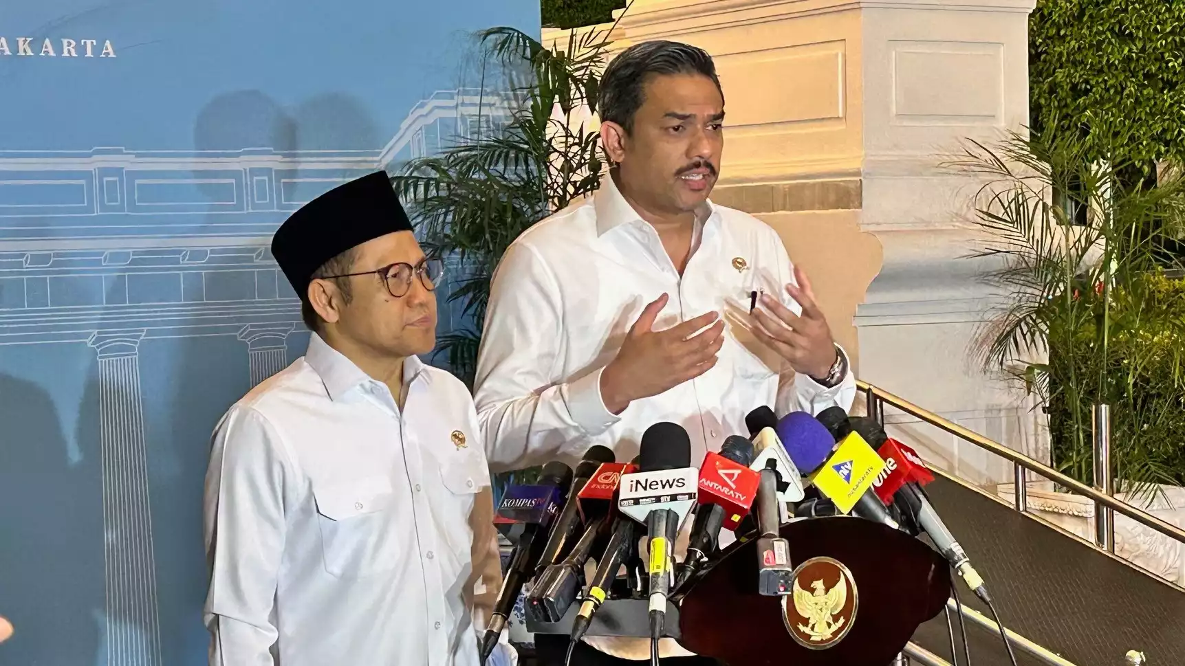 Menko PM Muhaimin Iskandar atau Cak Imin, dan Menteri UMKM Maman Abdurrahman di Istana Kepresidenan, Jakarta pada Selasa (4/11/2025)