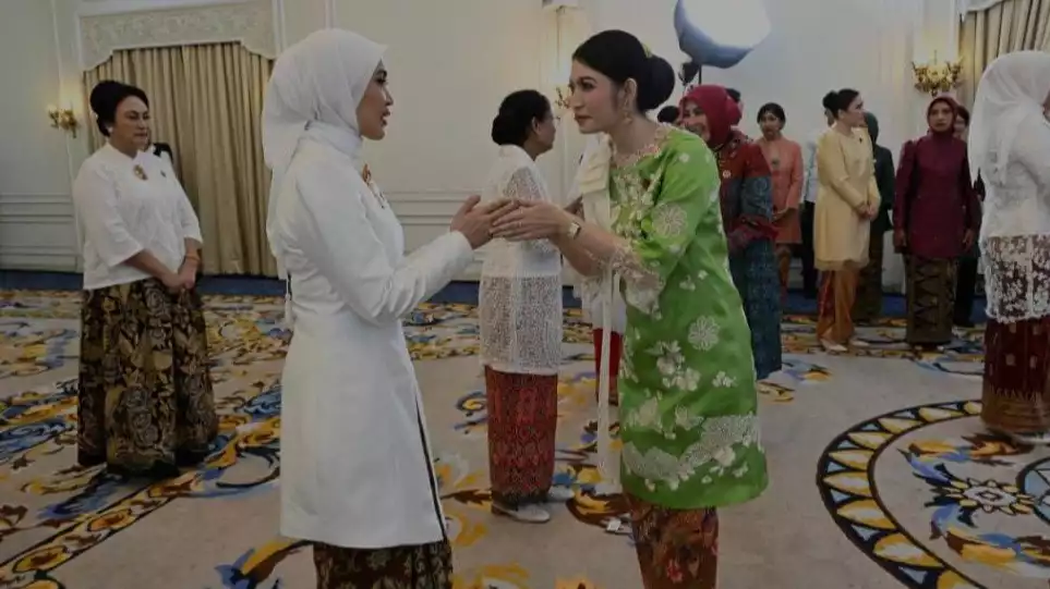 Henny Sasmita Wahid, istri Gubernur Riau Abdul Wahid usai dilantik Selvi Ananda, istri Wapres Gibran Rakabuming Raka