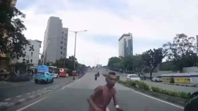 Viral Pria Sengaja Tabrakkan Diri ke Mobil Melintas di Tanah Abang, Polisi Sebut Pelaku Alami Gangguan Jiwa