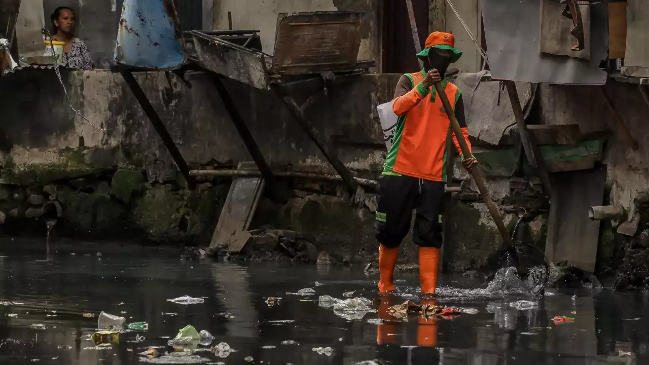 Berita Foto: Kali Krukut Dipenuhi Sampah, Petugas DLH Angkut 100 Kilogram per Hari