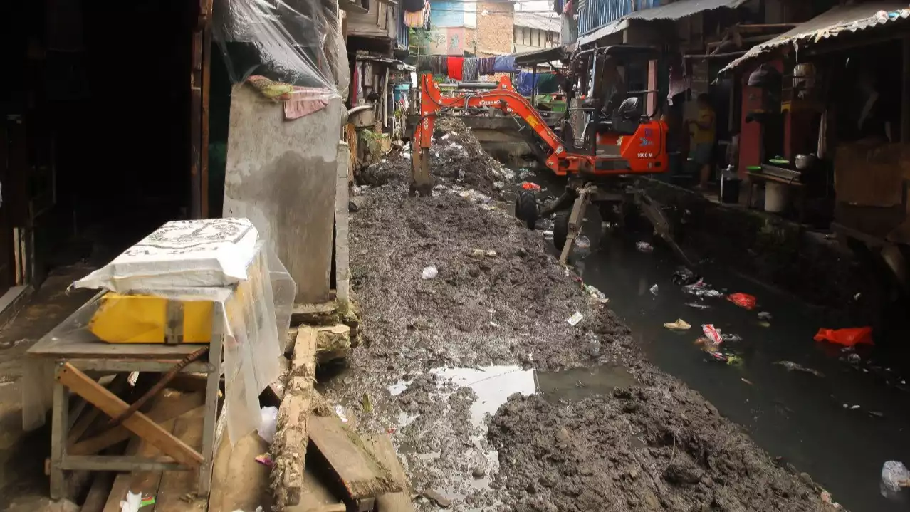 Berita Foto: Kali Krukut Dipenuhi Sampah, Petugas DLH Angkut 100 Kilogram per Hari
