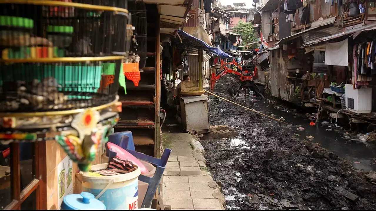 Berita Foto: Kali Krukut Dipenuhi Sampah, Petugas DLH Angkut 100 Kilogram per Hari