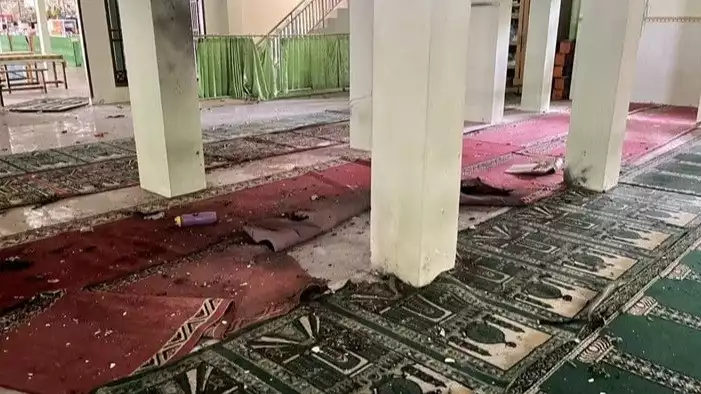 Kondisi masjid di SMAN 72 Jakarta usai ledakan, Jumat (7/11).