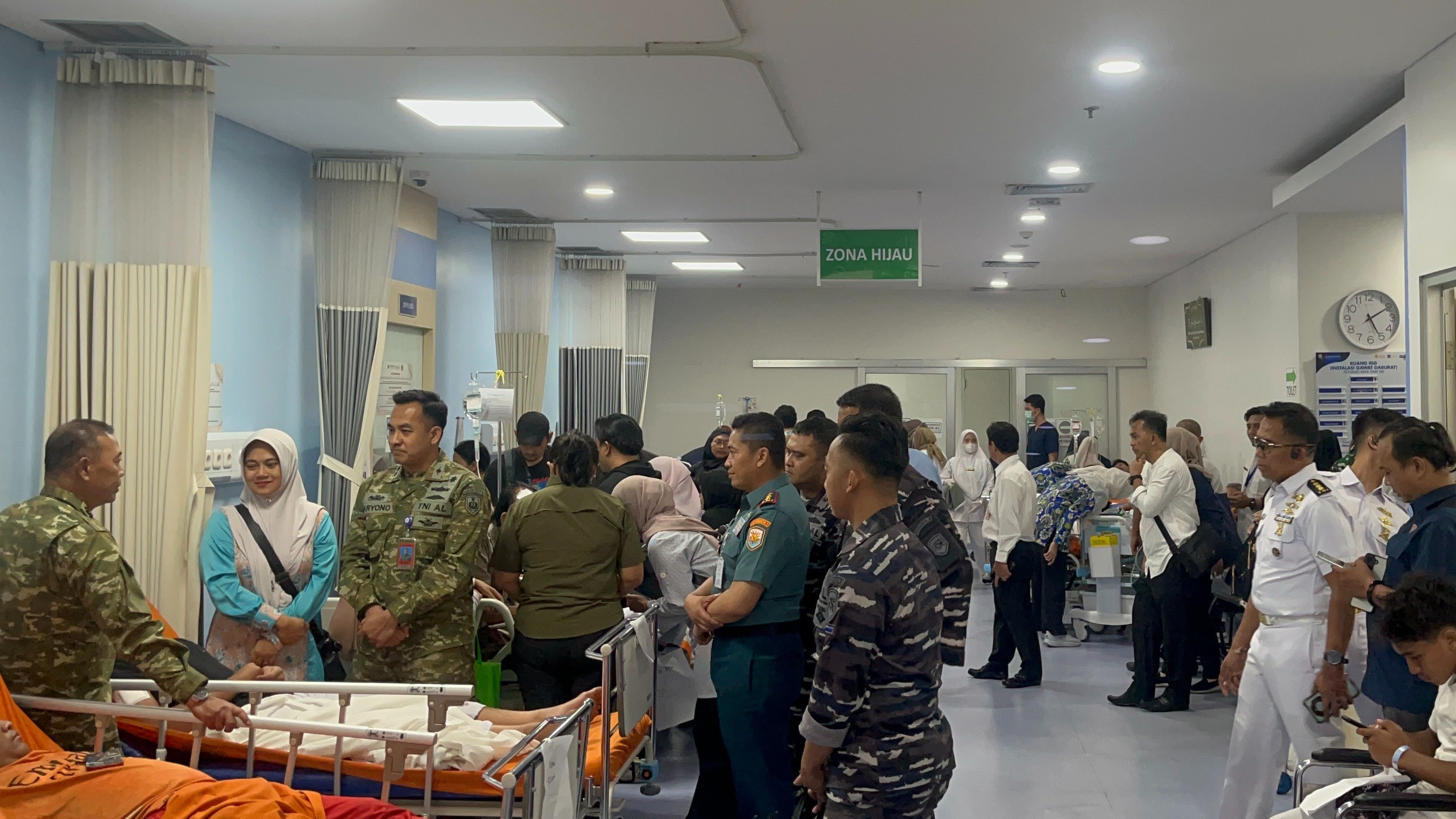 Suasana di rumah sakit lokasi korban ledakan SMAN 712 Jakarta mendapat perawatan.