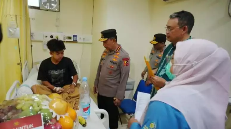 Kapolri Jenderal Polisi Listyo Sigit Prabowo menjenguk salah satu korban ledakan di SMAN 72 Kelapa Gading, yang dirawat di Rumah Sakit Islam Jakarta (RSIJ) Cempaka Putih, Jakarta Pusat, Sabtu (8/11).