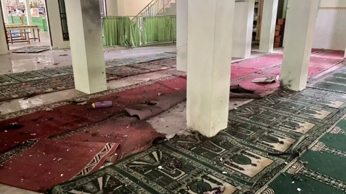 Kondisi masjid di SMAN 72 Jakarta usai ledakan, Jumat (7/11).