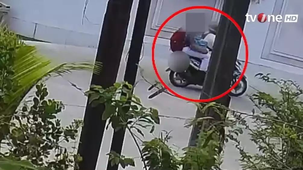 Rekaman CCTV memotret terduga pelaku ledakan di SMAN 72 Jakarta