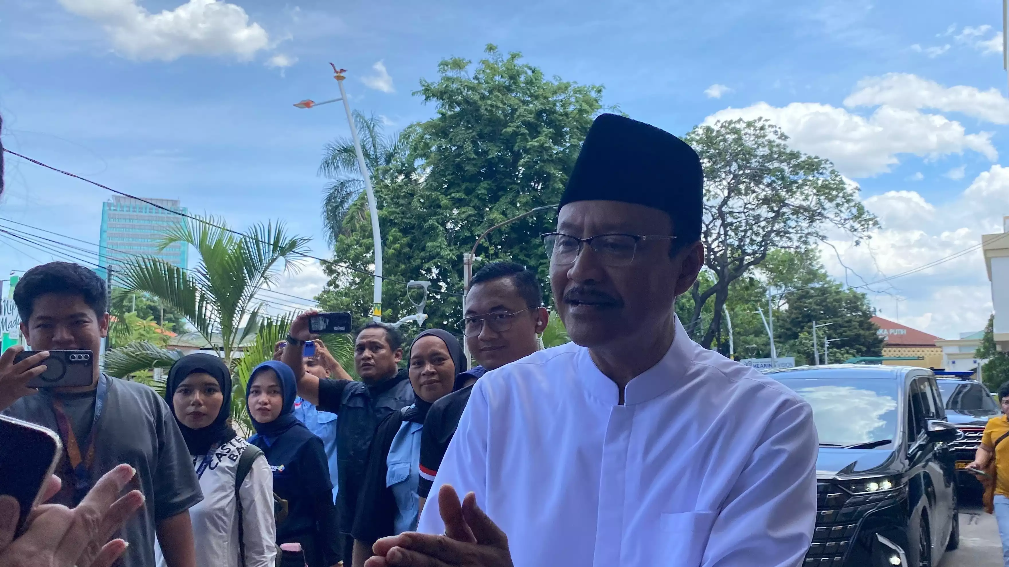 Menteri Sosial Saifullah Yusuf menjenguk korban ledakan bom SMAN 72 Jakarta di RS Islam Cempaka Putih, Jakarta Timur, Minggu (9/11/2025).