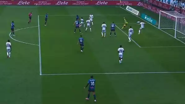 Momen Heroik Jay Idzes Cegah Gol Tendangan Keras Ademola Lookman Pakai Wajah hingga Dapat Perawatan Bikin Geger Serie A, Rating Berapa?