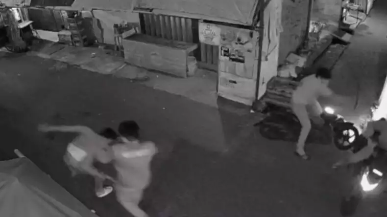 Rekaman kamera pengawas (CCTV) seorang petugas Pertahanan Sipil (Hansip) di Cakung Barat, Jakarta Timur yang tewas tertembak dua pelaku pencurian sepeda motor, Sabtu (8/11).