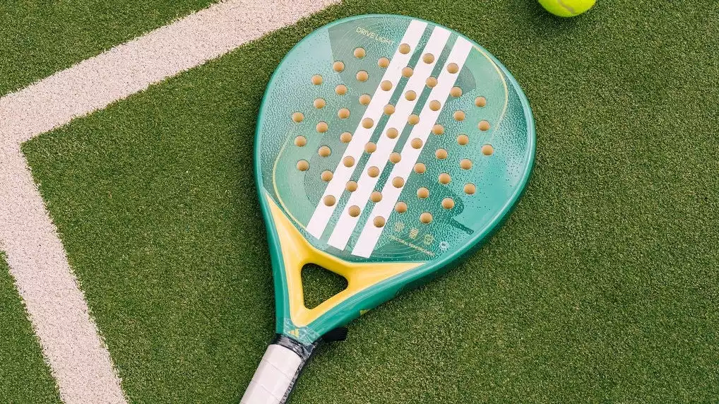 Rekomendasi raket padel merek Adidas Drive Light