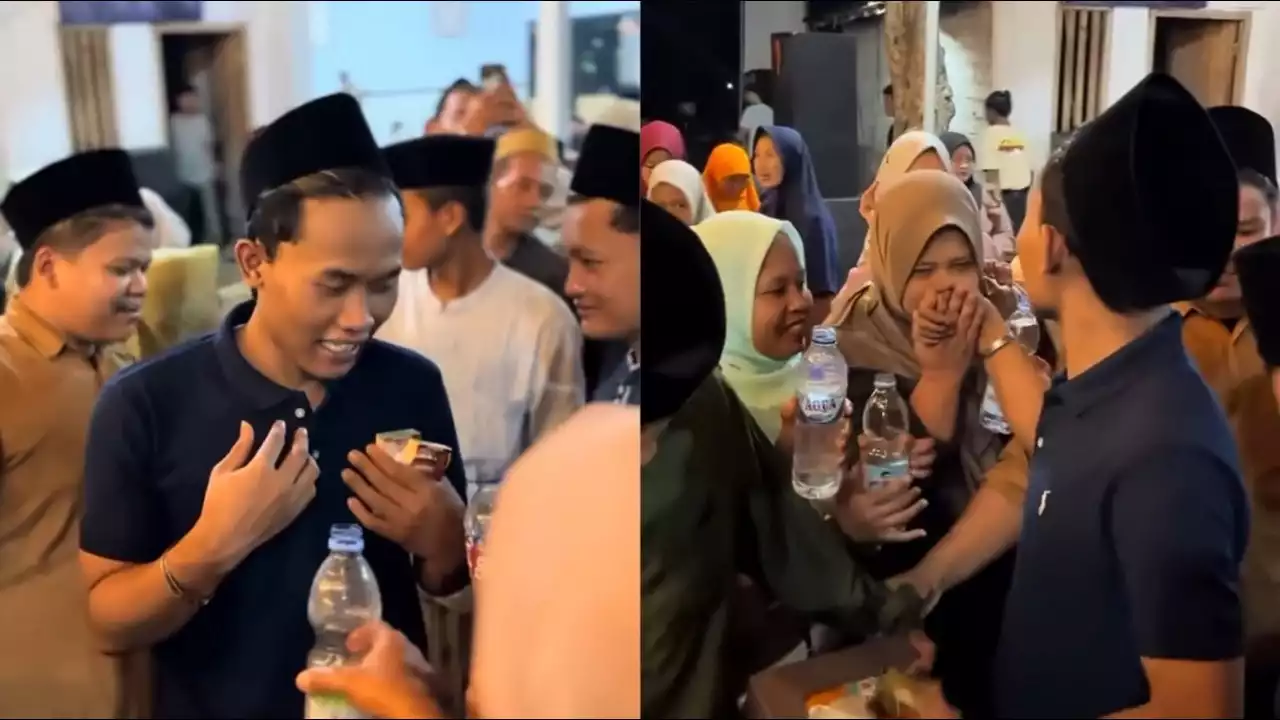 Gus Elham Yahya saat dimintai air doa dan dicium tangan oleh emak-emak