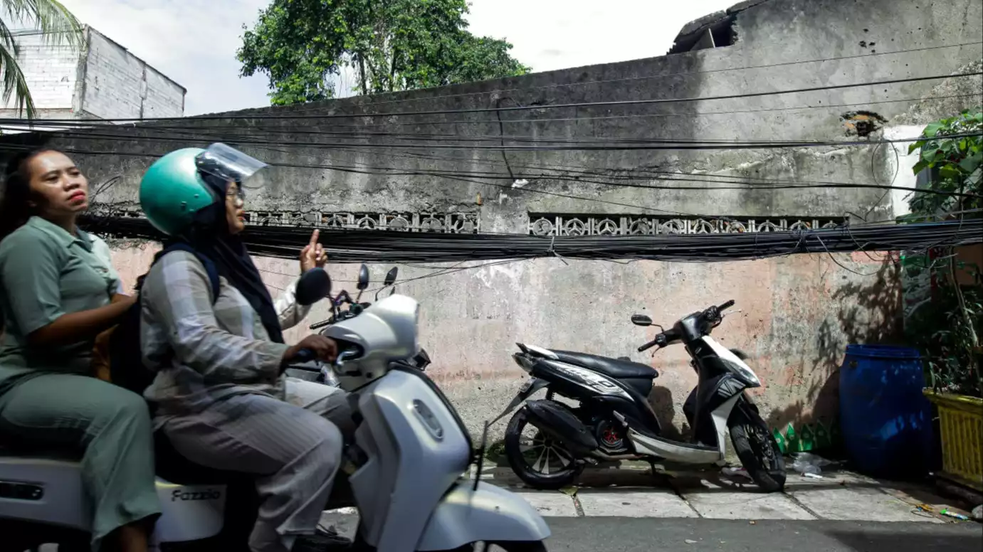 Jaringan Utilitas tampak menjuntai di Jalan Anggrek II, Karet Kuningan, Setiabudi, Jakarta Selatan, Rabu (12/11/2025)