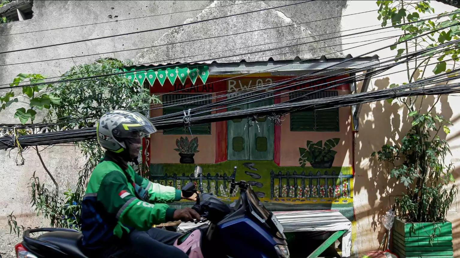 Jaringan Utilitas tampak menjuntai di Jalan Anggrek II, Karet Kuningan, Setiabudi, Jakarta Selatan, Rabu (12/11/2025)