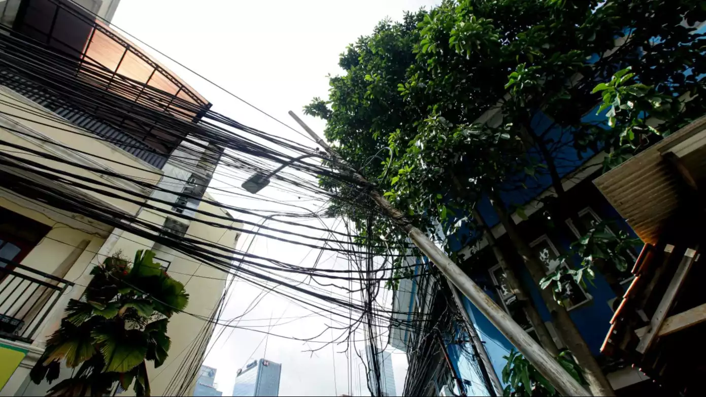 Jaringan Utilitas tampak menjuntai di Jalan Anggrek II, Karet Kuningan, Setiabudi, Jakarta Selatan, Rabu (12/11/2025)