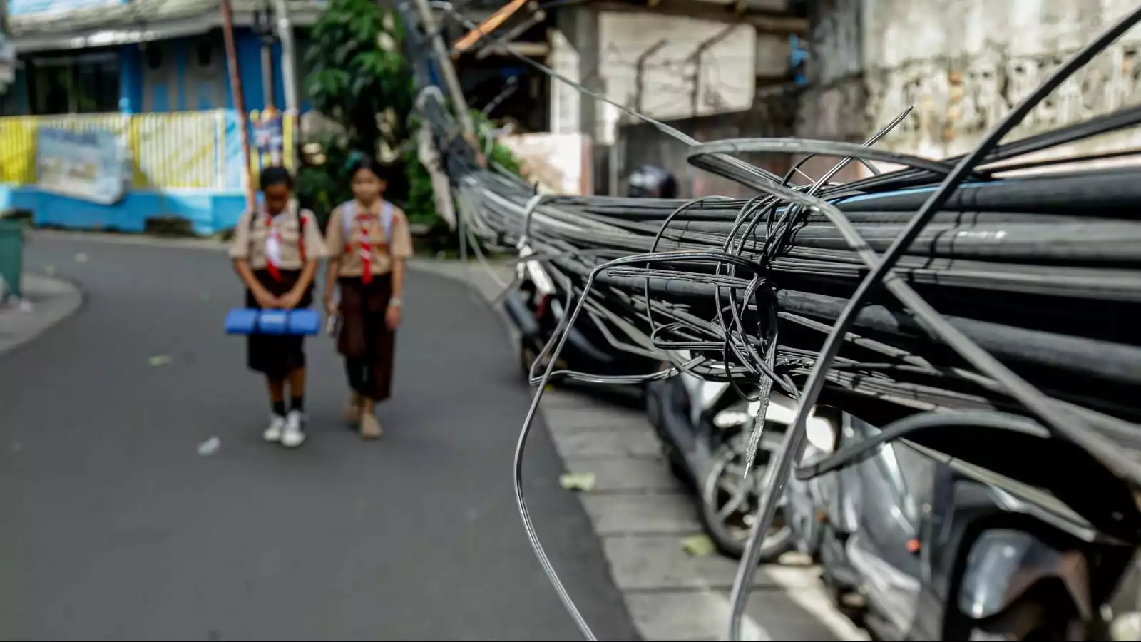 Jaringan Utilitas tampak menjuntai di Jalan Anggrek II, Karet Kuningan, Setiabudi, Jakarta Selatan, Rabu (12/11/2025)
