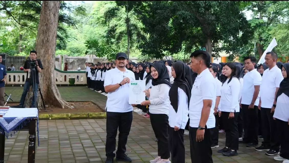 Bupati Anom Widiyantoro melantik PPPK Tahap II di lingkup Pemerintah Kabupaten Pemalang.